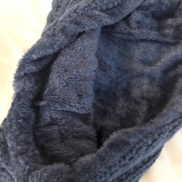 UGG Navy Blue Cable Knit Beanie and Scarf Set - Picture 6 of 6